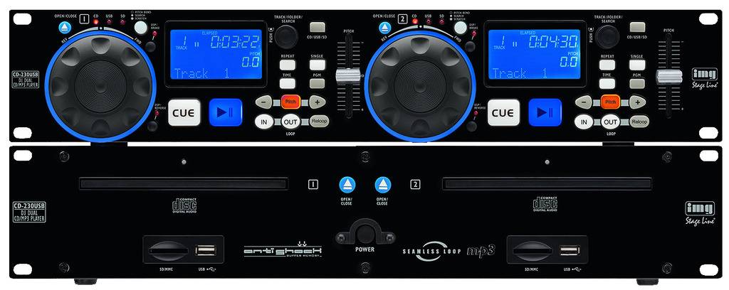Dva DJ-kontrolerja z modrimi zasloni in gumbi. Vsak kontroler ima prikazovalnike za hitrost, številko skladbe in krmilne elemente.