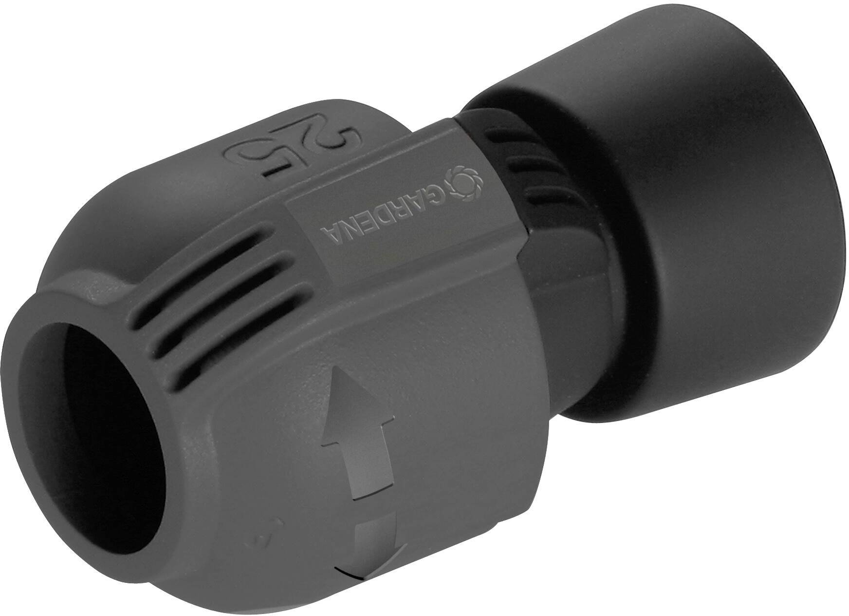 Črni plastični connector za cevi s puščicami, ki označujejo smer pretoka. Primeren za uporabo v vrtnarstvu.