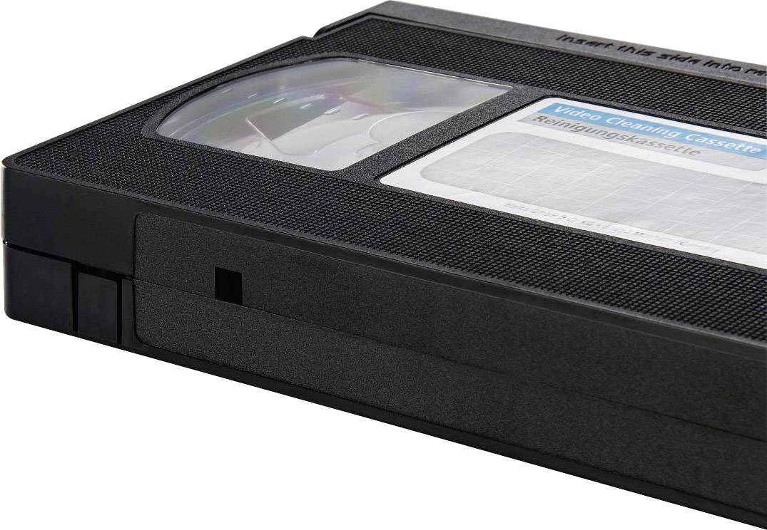 Približnji posnetek prazne VHS kasete z vidnim trakom in napisom "Video Cleaning Cassette".