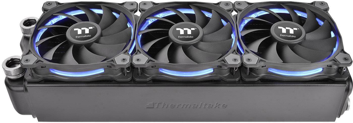 Trije črni računalniški ventilatorji znamke Thermaltake z modro LED-osvetlitvijo, nameščeni na hladilni enoti.