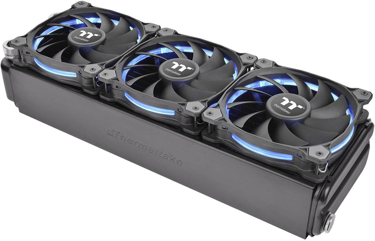 Trojni PC radiator z modrimi LED osvetljenimi ventilatorji, ki se uporabljajo za hlajenje računalnikov.