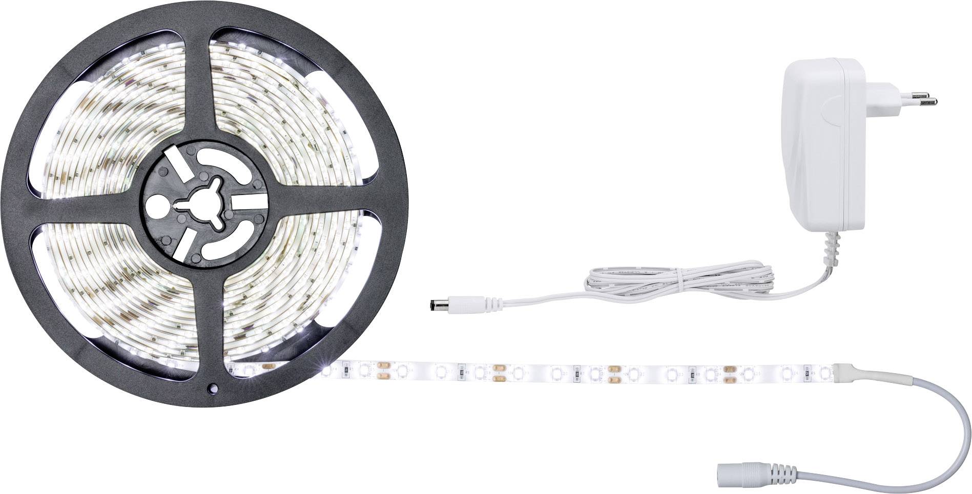 Zvita LED-svetlobna veriga z napajalnikom, pripravljena za priklop. Idealna za dekorativno razsvetljavo.