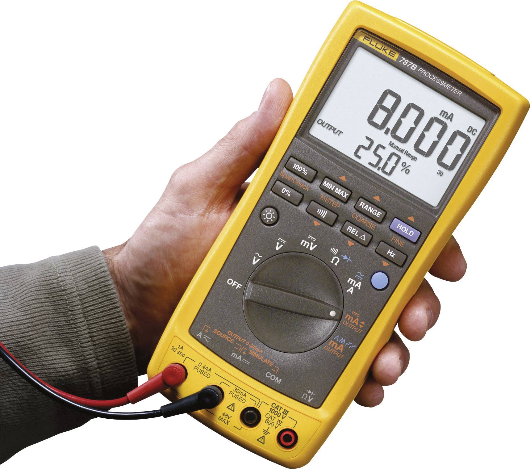 Desna roka drži digitalni multimeter, ki prikazuje 8,0 mA in 25,0 °C. Naprava ima rumeno obrobo in več upravljalnih elementov.