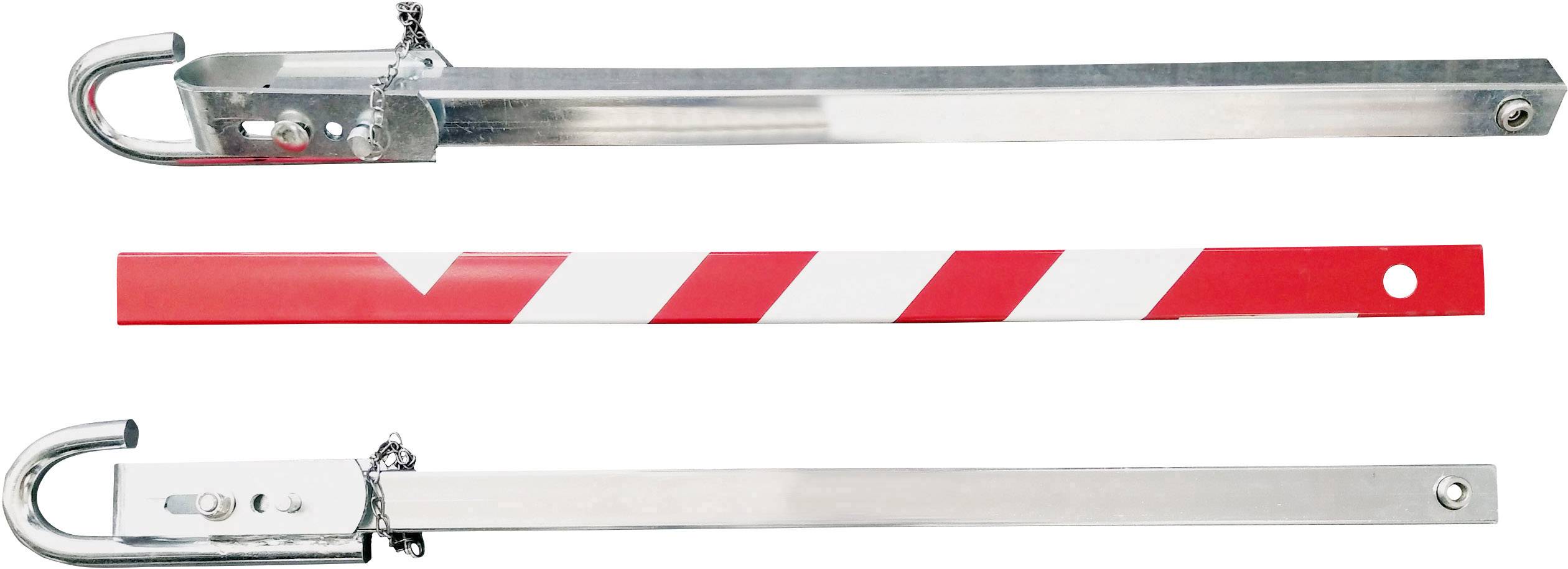 Tri kovinske palice, dve iz jekla, ena rdeče-belo črtasta, verjetno namenjene za ograjevanje.