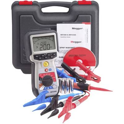 Digitalni multimeter z dodatno opremo, vključno s kabli, baterijami in črno transportno škatlo v ozadju.