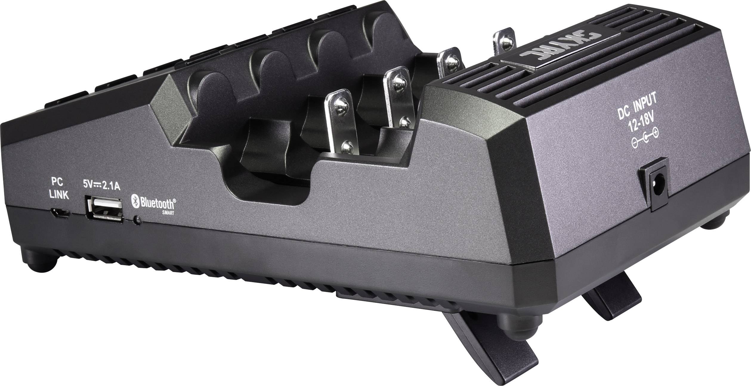 Črn polnilec z Bluetooth funkcijo, priključkom za PC in štirimi prostori za polnjenje baterij. Enosmerni vhod 12–18V, kompaktna izvedba.