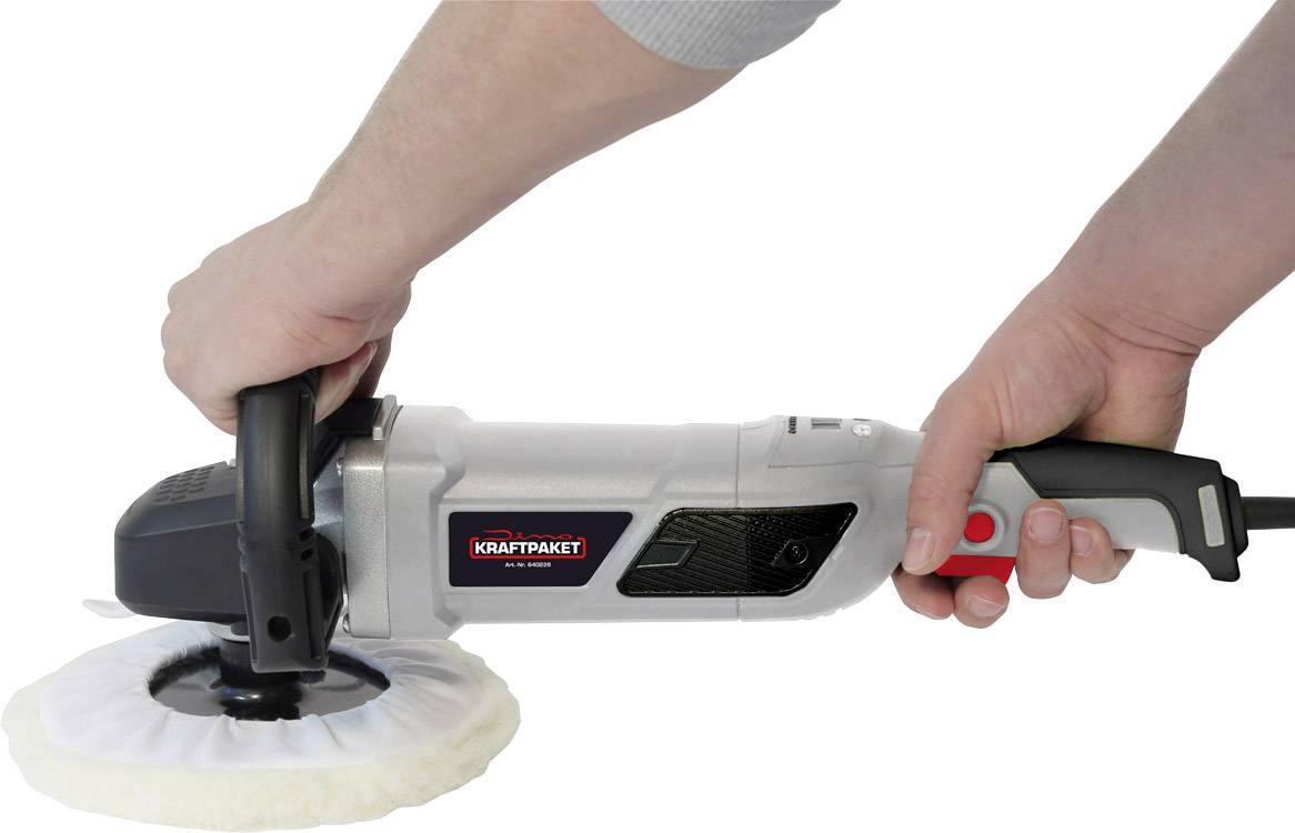 Oseba drži električni polirni stroj z belim polirnim nastavkom. Stroj je srebrne barve z črnim ročajem.