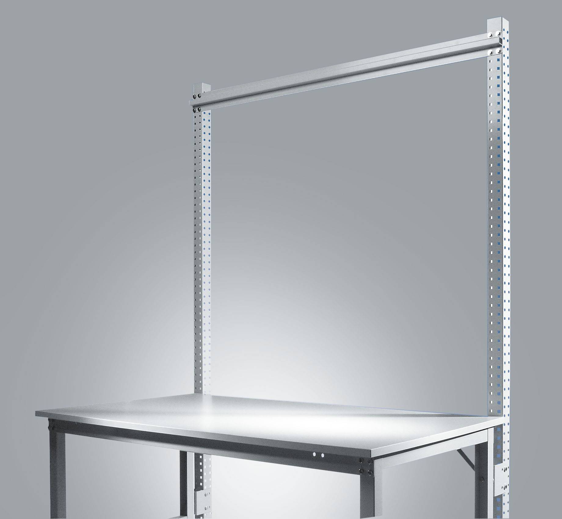 Kovinski delovni sistem z navpično nastavljivo prečno prečko in stabilno delovno površino, postavljeno na sivi podlagi.