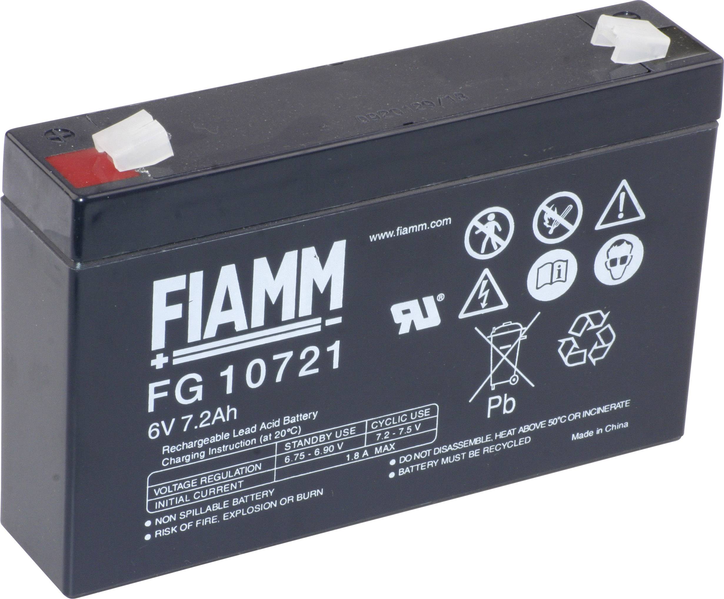 Črna baterija z napisom 'FIAMM FG 10721', napetost 6V, kapaciteta 7,2 Ah. Vsebuje simbole za reciklažo in opozorilne znake.