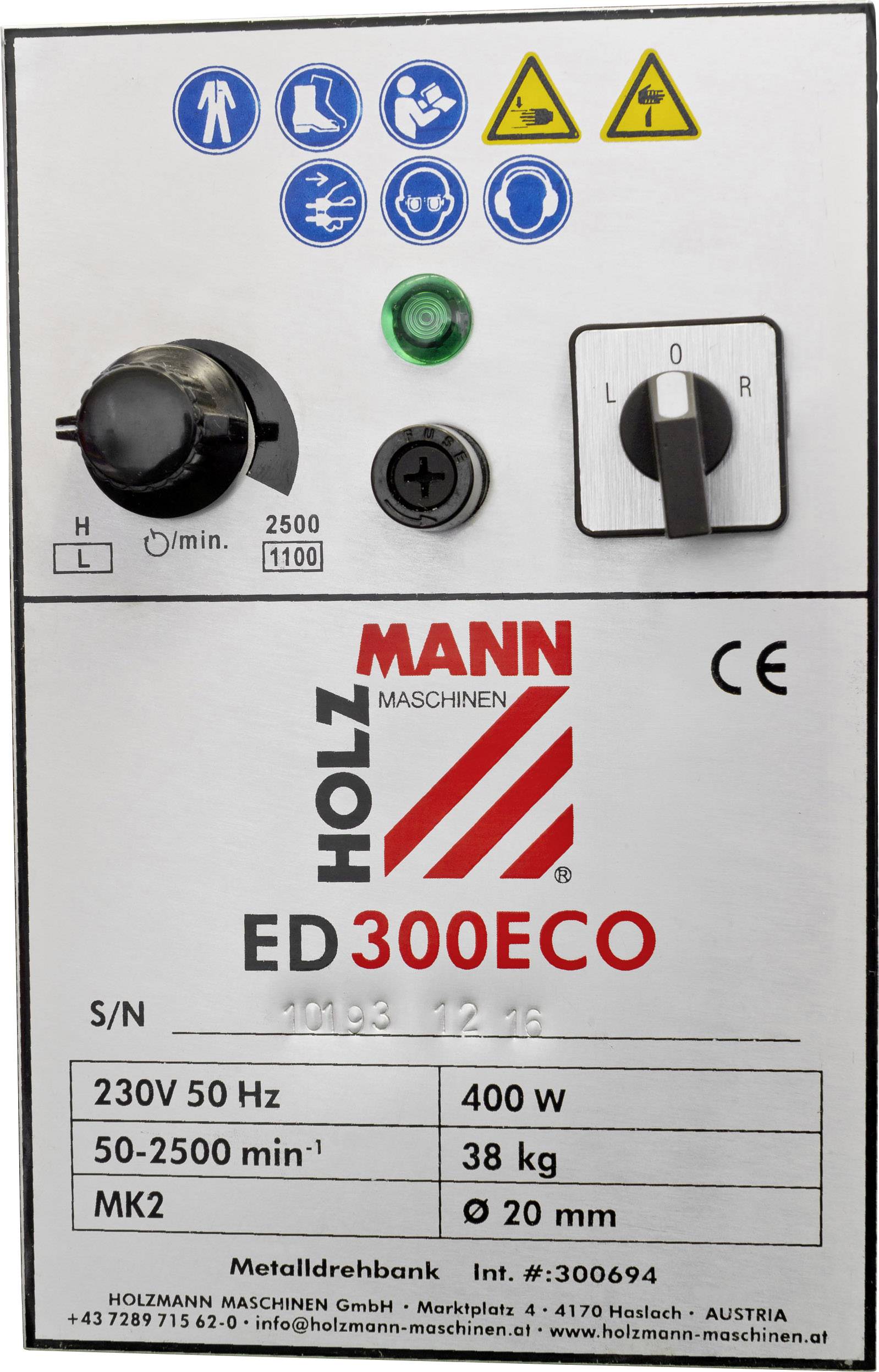 Kontrolna plošča stroja z vrtilnim regulatorjem, smerno stikalo in napisi kot so 'HOLZMANN MASCHINEN', 'ED300ECO' ter tehničnimi podatki.