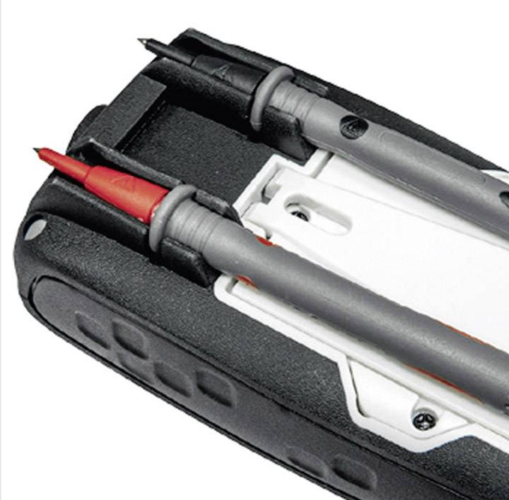 Multimeter z dvema priključenima merilnima vodnikoma. Merilne konice so varno nameščene v držalu na napravi.