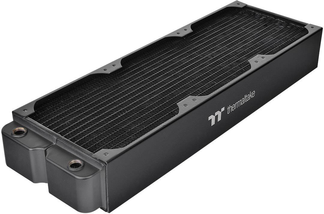 Pravokoten, črn računalniški radiator podjetja Thermaltake z dvema priključkoma in mrežico za hlajenje.