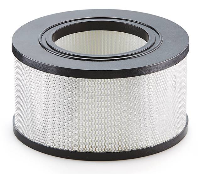 Okrogel zračni filter s črnim robom in belim mrežastim tkivjem. Uporablja se za čiščenje zraka v motorjih ali klimatskih sistemih.