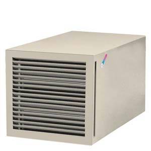 Pravokoten, bež barven grelni ventilator z več horizontalnimi prezračevalnimi režami in majhnimi simboli v desnem zgornjem kotu.