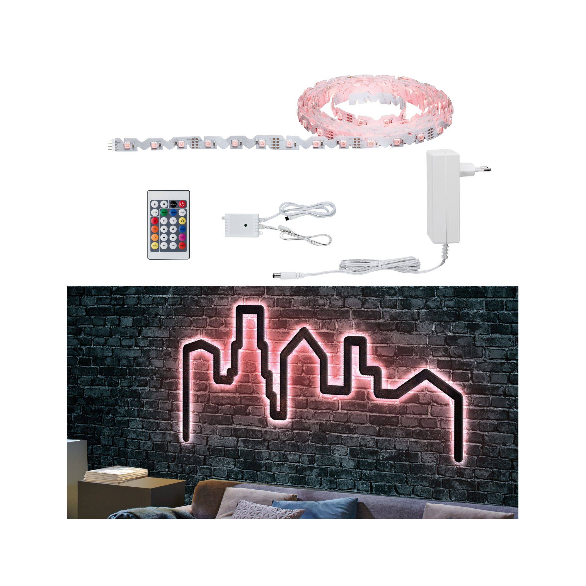 LED svetlobni trak s kompletom z daljinskim upravljalnikom in napajalником. Ko je nameščen na steno, prikazuje svetlečo mestno silhueto na opečnatem ozadju.