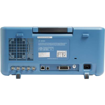Zadnja stran elektronske naprave s priključki in ventilatorjem. Nalepka prikazuje opozorila in tehnične specifikacije.
