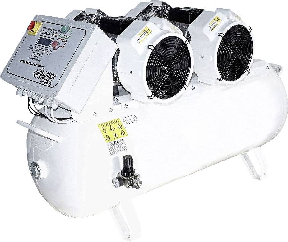 Zračni kompresor z dvema ventilatorjema zgoraj, digitalnim kontrolnim panelom, varnostnimi nalepkami in regulacijskim ventilom tlaka na belem rezervoarju.