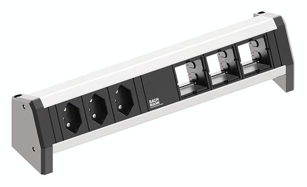 Večtirna vtičnica z dvema zasedenim in štirimi prostimi priključkoma. Črno-srebrn dizajn za fleksibilno napajanje z električno energijo.