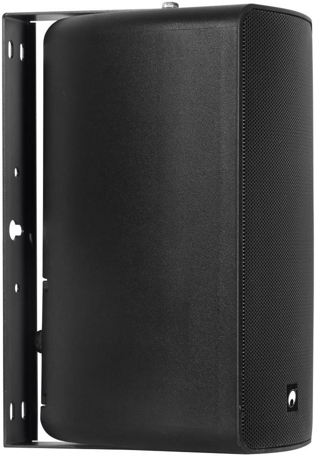 Črn zvočnik pritrjen na stensko držalo, pogled s strani. Idealen za avdio namestitve v javnih ali zasebnih prostorih.