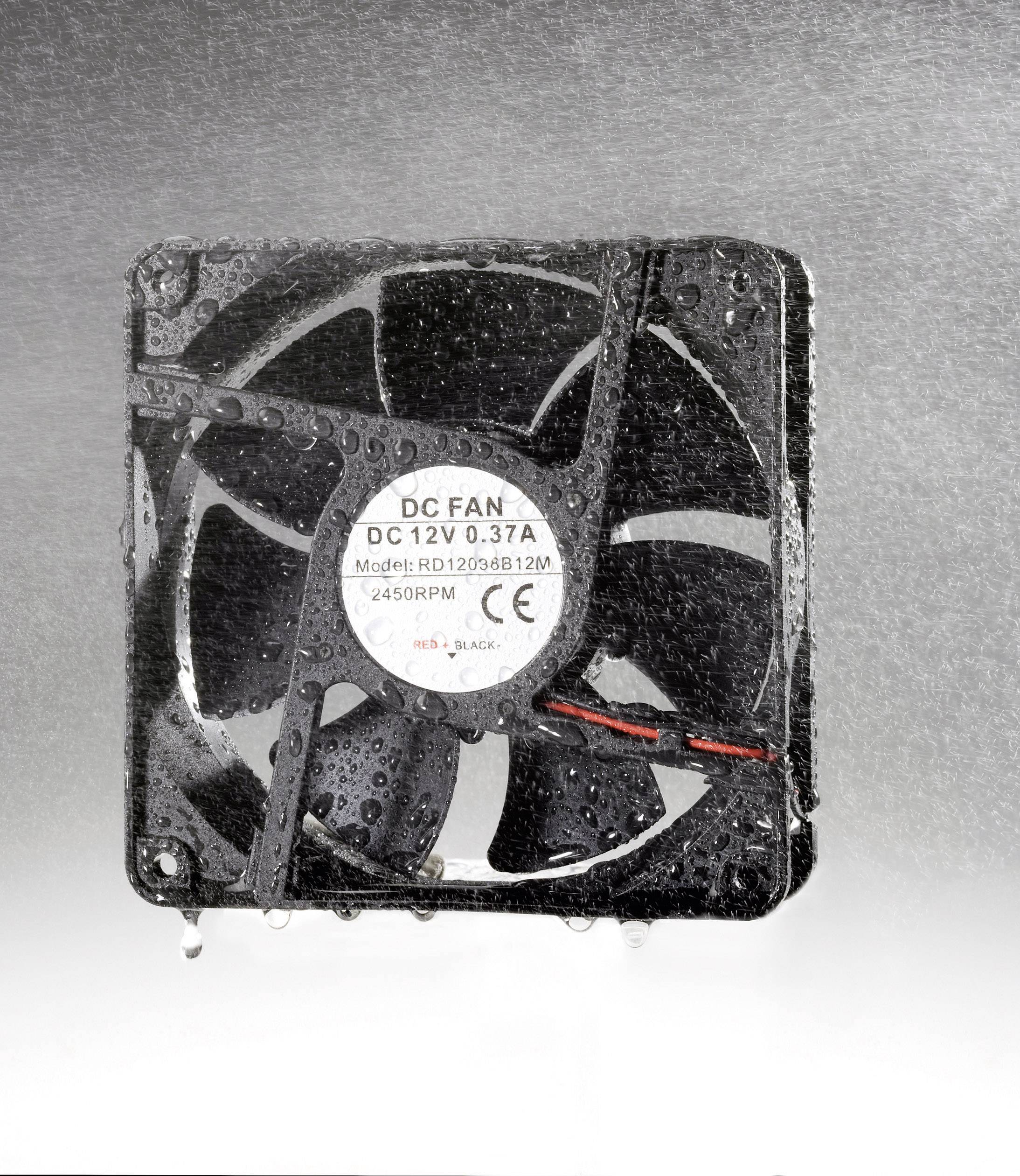 Črn ventilator, prekrit z vlago, s prednjo stranjo, na kateri piše 'DC FAN DC 12V 0.37A', pred sivim ozadjem.