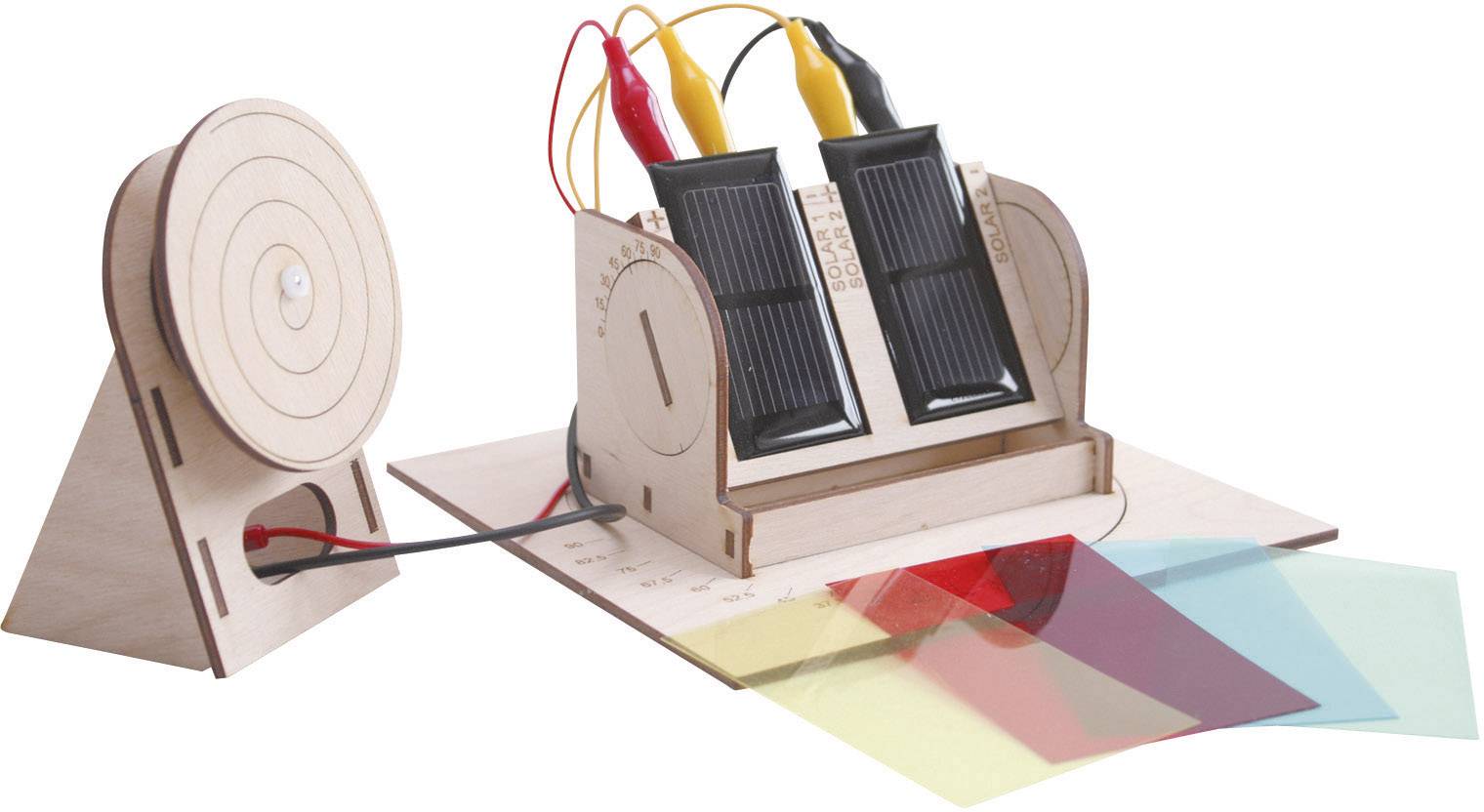 Model solarnega motorja z lesenim okvirjem, solarnimi celicami, barvnimi filtri in kabli za demonstracijo obnovljive energije.