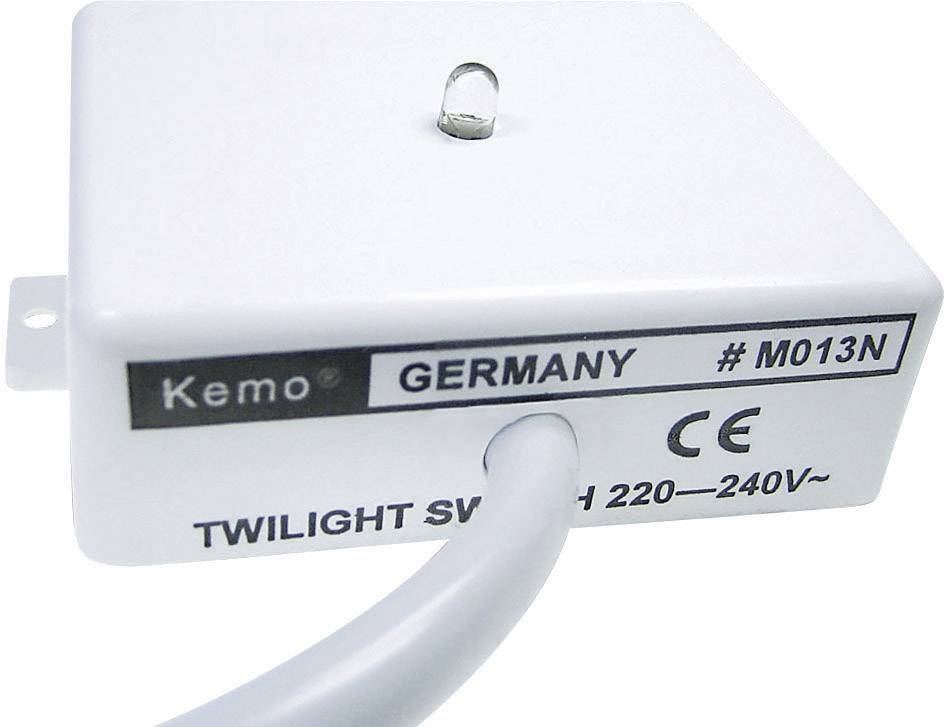 Bel stikalni element za mrak znamke Kemo za 220-240V, modelna številka M013N, izdelan v Nemčiji. Vidna CE-certifikacija.