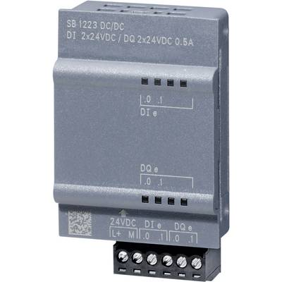 Siva industrijska enota z napisom 'SB 1223 DC/DC DI 2x24VDC / DQ 2x24VDC 0.5A'. Na spodnji strani ima priključke.