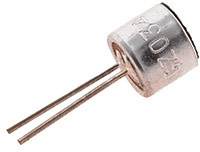 Cilindričen elektronski element z dvema kovinskima priključkoma, verjetno tranzistor ali senzor.