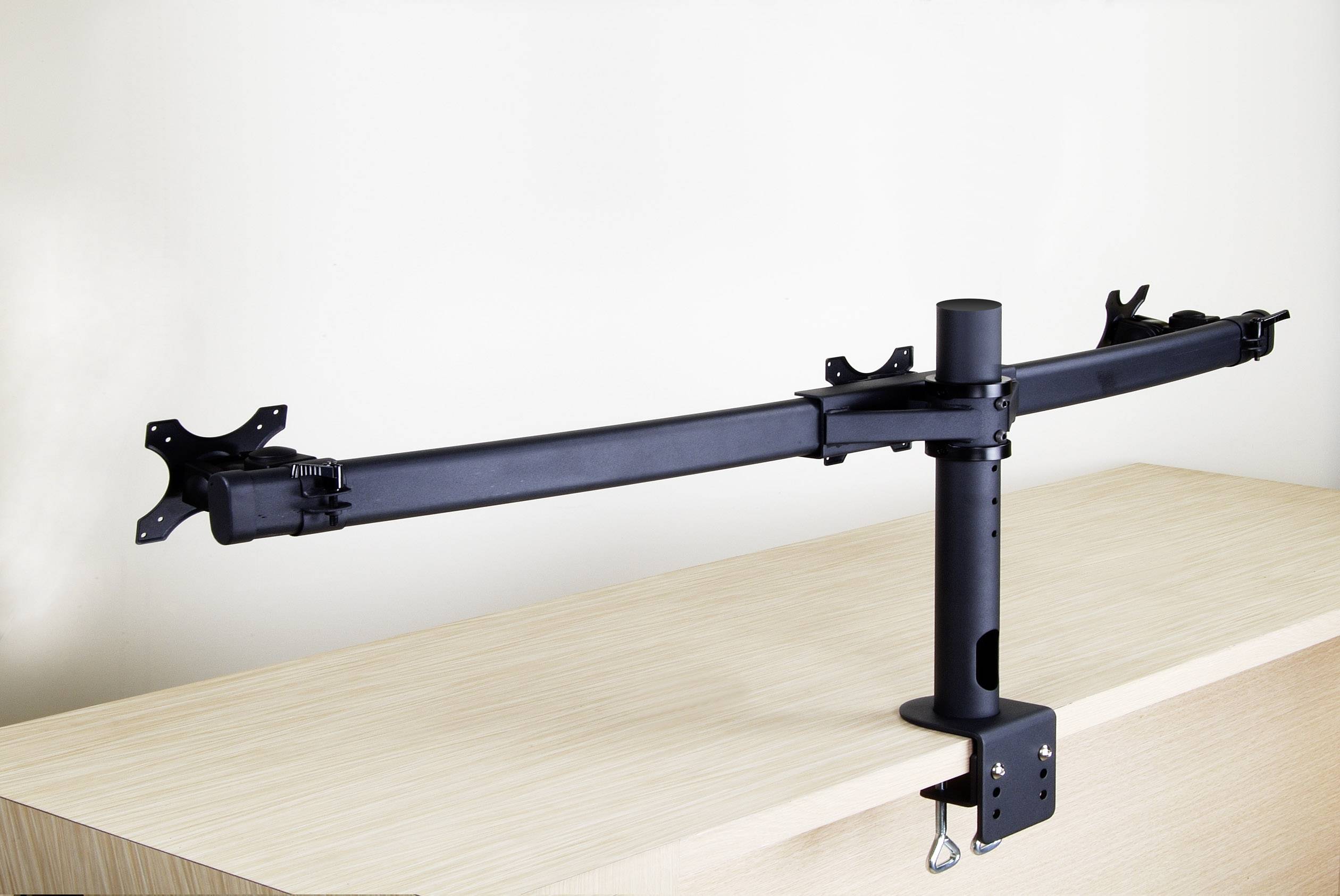 Dvokraki stojalo za monitor v črni barvi, nameščeno na mizi, ponuja fleksibilno postavitev zaslona za ergonomsko delo.