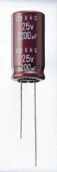 Rjav elektrolitski kondenzator 25V 2200µF z oznako, dva žična priključka spodaj.