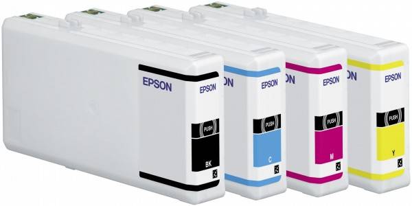 Štiri Epson črnilne kartuše v črni, cian, magenta in rumeni barvi, postavljene druga ob drugi, namenjene uporabi v tiskalnikih.