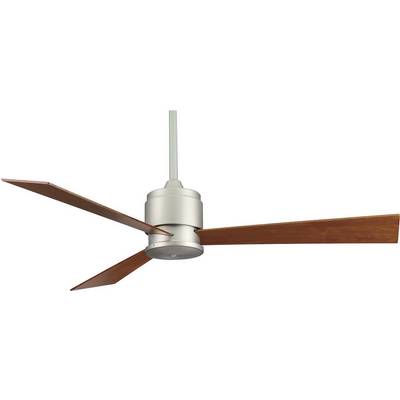 Na stropu visi stropni ventilator s tremi lesenimi krili in srebrnim ohišjem.