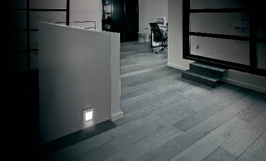 m-e modern-electronics nočna lučka kvadraten LED bela srebrna