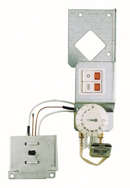 Električni termostat z dvema gumboma in vrtljivim regulatorjem, pritrjen na kovinsko ploščo, najverjetneje za uravnavanje temperature.