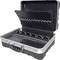 Odprt kovček za orodje s penastimi vložki za varno shranjevanje orodja. Srebrni okvir in robust črn korpus.