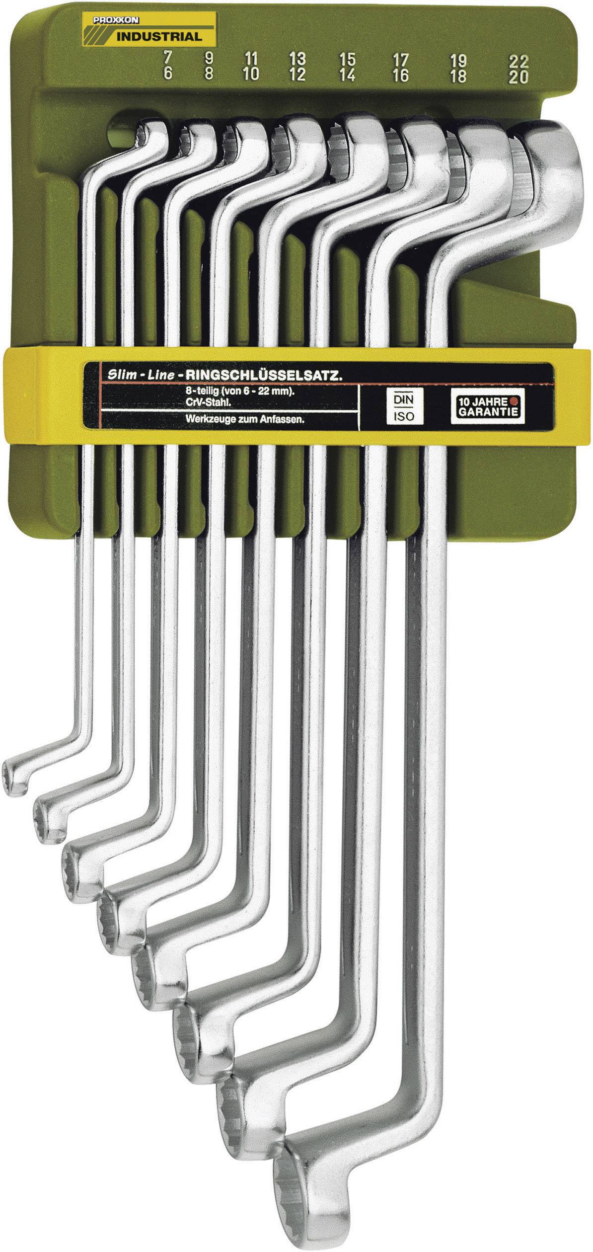 'Set devetih obročnih ključev različnih velikosti, urejenih na zeleni nosilni plošči, primeren za industrijske namene.'