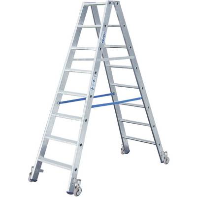 Srebrna, zložljiva aluminijasta lestev z več stopnicami in modrim varnostnim pasom. Stoji na kolesih.