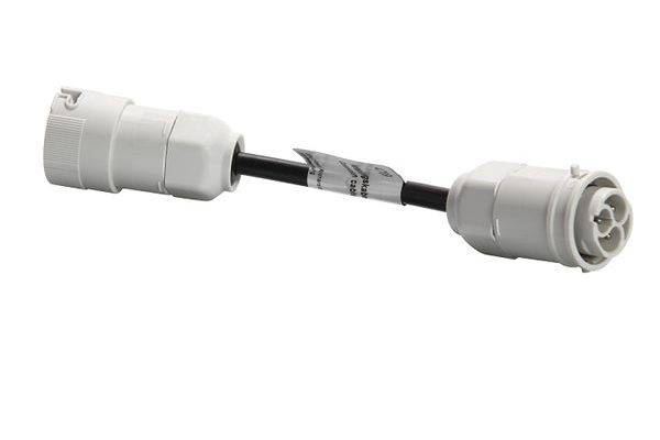Belo električno vtikač kabel z dvema priključkoma na koncih, povezan s kratkim kosom kabla.