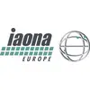 Logotip 'IAONA Evropa' s tekstom in stiliziranim zemeljskim globalnim modelom z mrežasto strukturo, ki simbolizira povezovanje v Evropi.