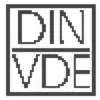 Logotip z napisom DIN VDE v pikčasti pisavi, črn na beli podlagi.