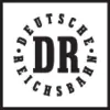 Logotip Deutsche Reichsbahn z črkami 'DR' na sredini, obkrožen s krožnim napisom z besedilom 'DEUTSCHE REICHSBAHN'.