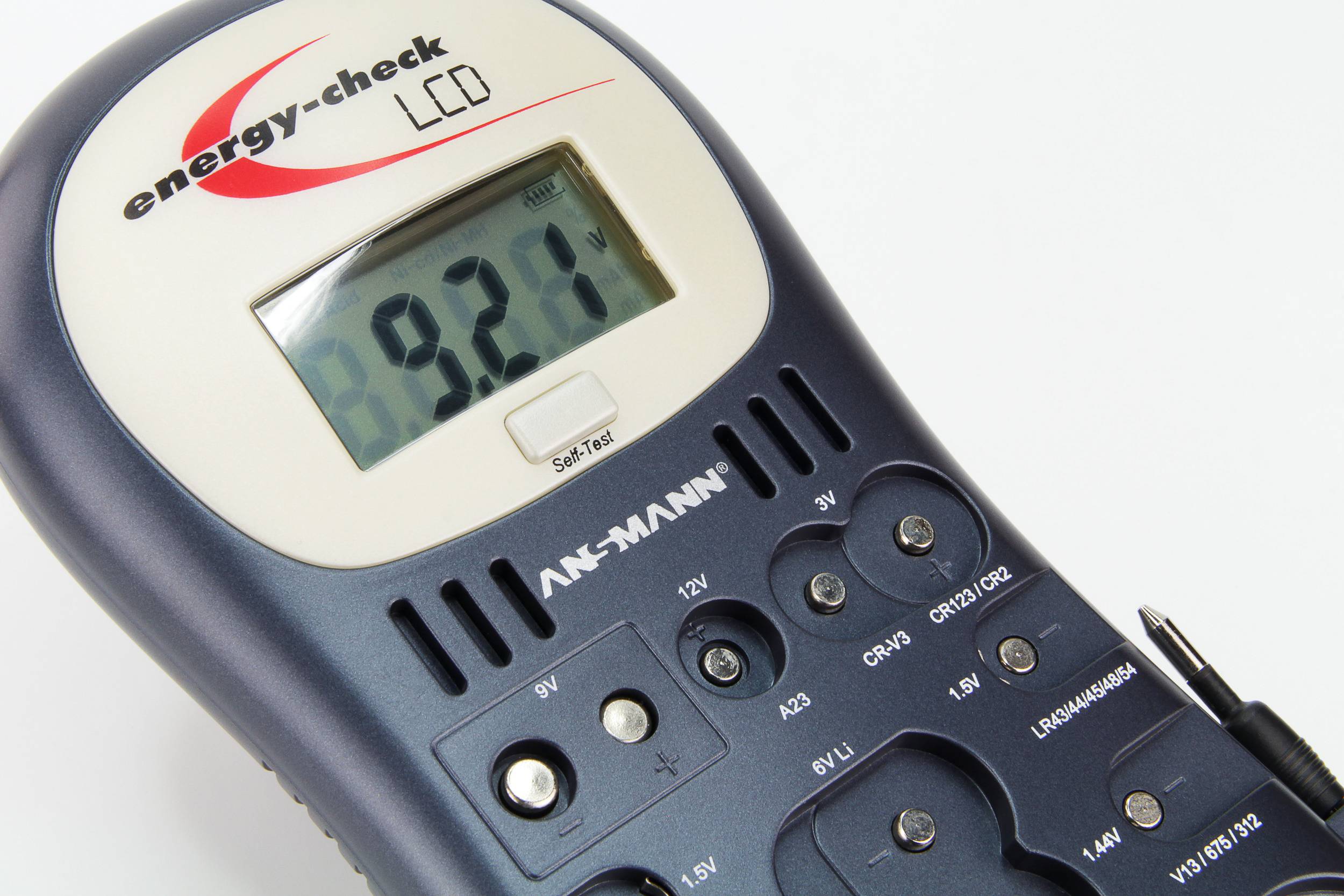 Multimetern visar '9,21'. Enhet för batteritestning med LCD-skärm, omkopplare och anslutningar för olika batterityper.