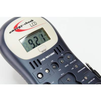 Multimetern visar '9,21'. Enhet för batteritestning med LCD-skärm, omkopplare och anslutningar för olika batterityper.