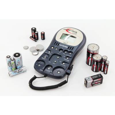Olika batterityper ligger runt en batteritestare med en digital display. Den visar batteriernas tillstånd.