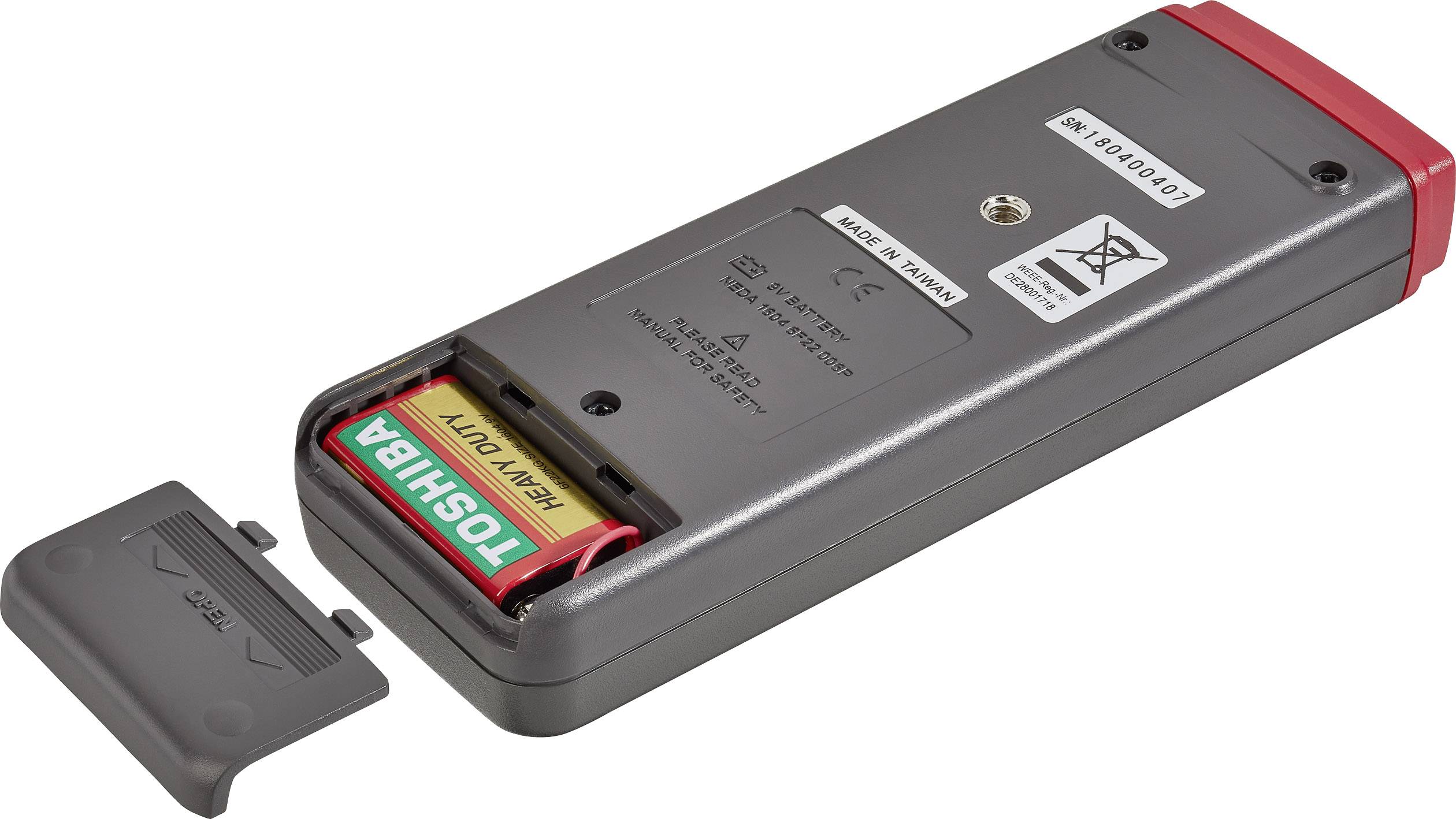 En öppen fjärrkontroll visar ett batterifack med två isatta Toshiba AA-batterier. Locket ligger bredvid.