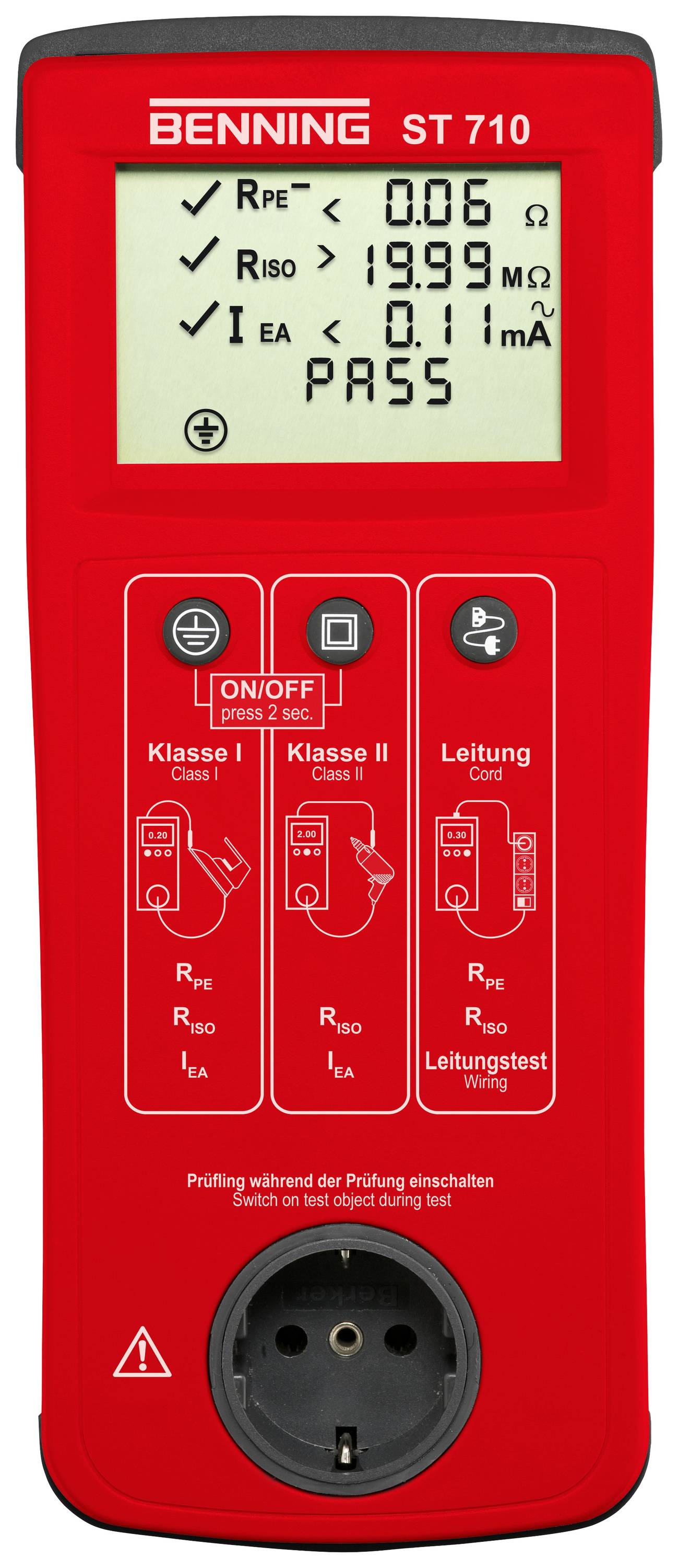 En röd mätare visar testresultat, inklusive 'Rpe', 'Riso', 'I EA' och resultatet 'PASS' på en display.