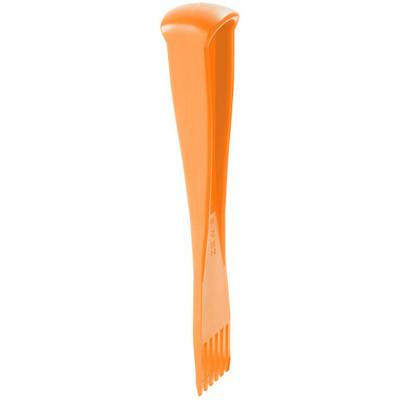 En orange plastspatel som används som pommesgaffel.