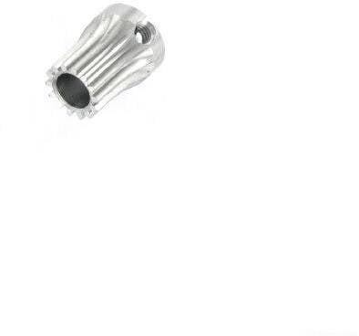 Ett silveraktigt cylindriskt metallstycke med flera längsgående räfflor och ett centralt hål på vit bakgrund.