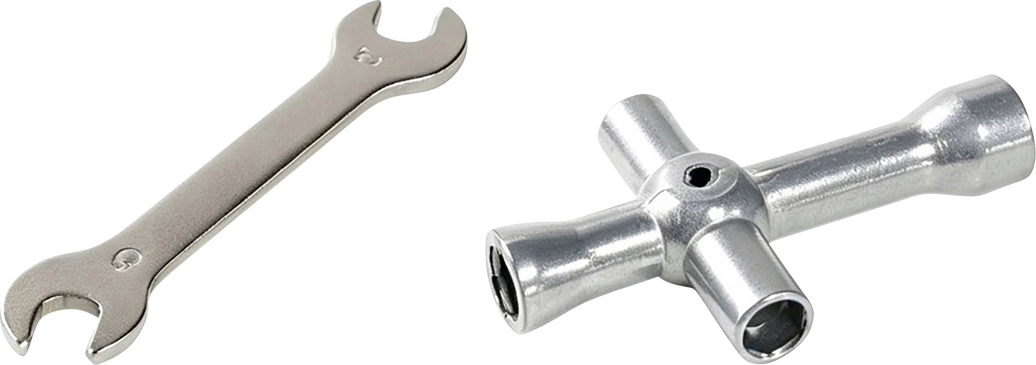 En liten silverfärgad skiftnyckel och en fyrvägs metallskruvnyckel isolerad mot en vit bakgrund.