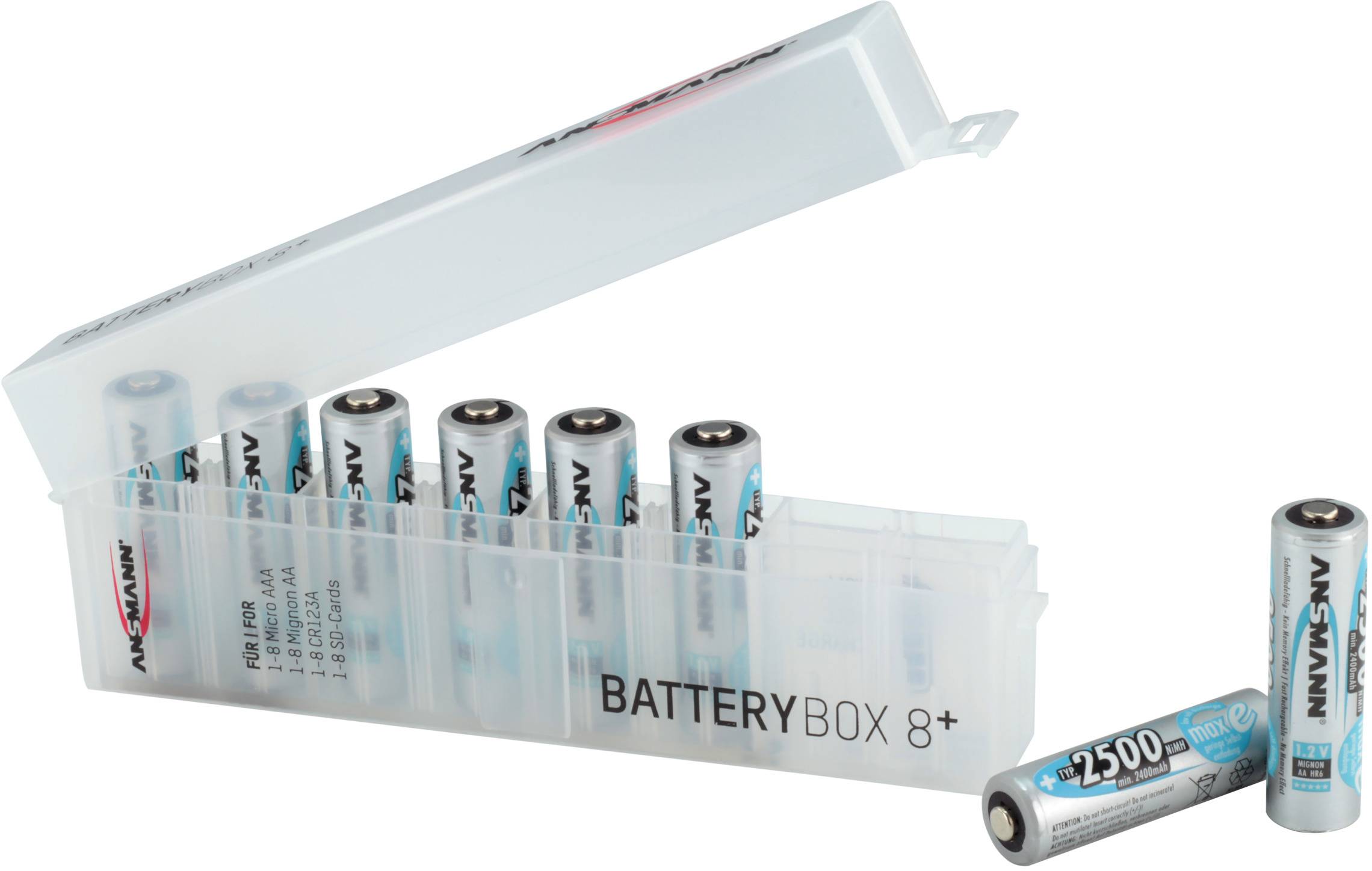 Åtta AA-batterier i en öppnad plastlåda märkt 'BATTERY BOX 8+', där ett batteri ligger utanför lådan.